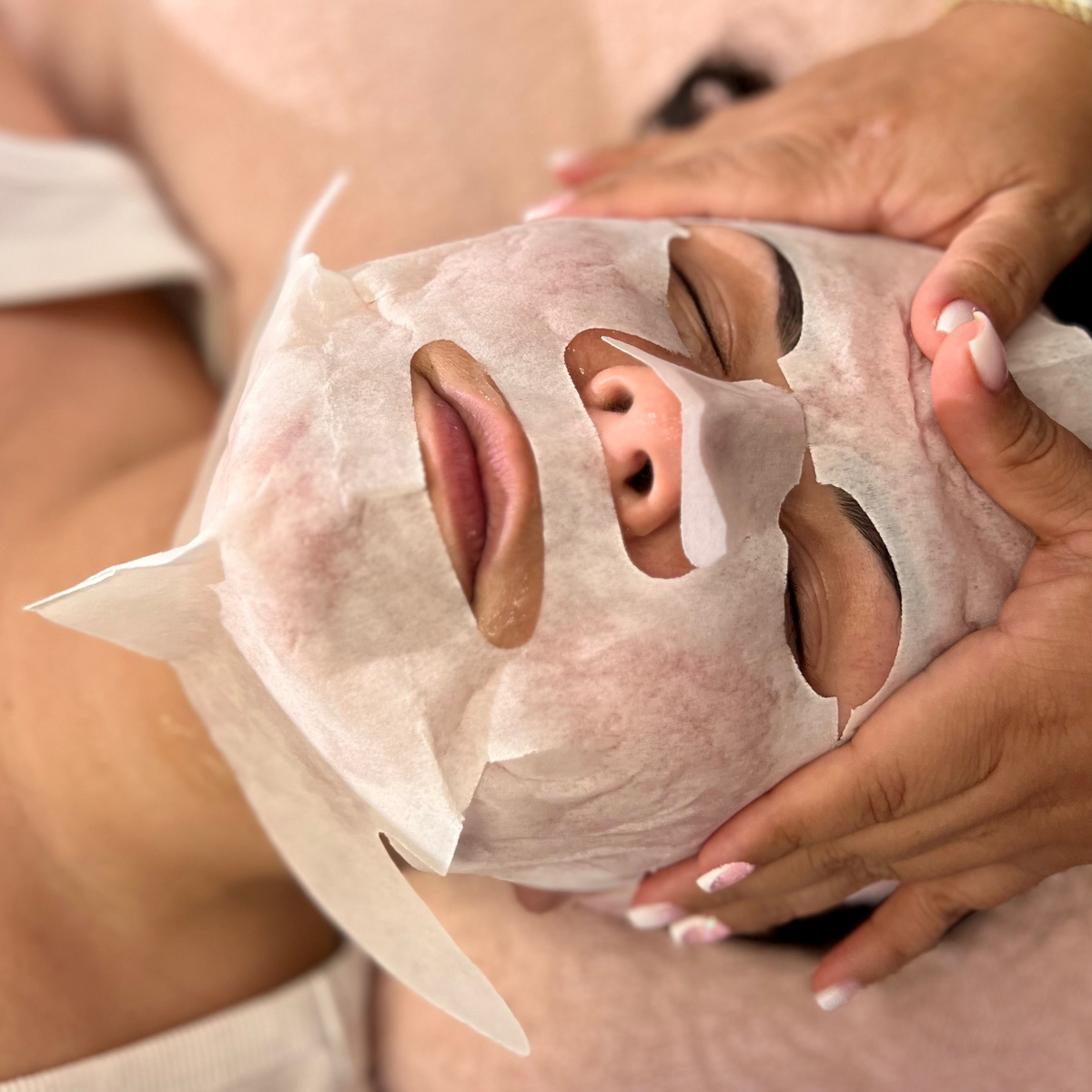 Pose du masque cellulose de carboxythérapie CO₂ sur le visage